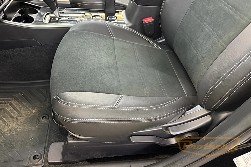 Авточехлы на Мицубиси Аутлэндер 3 (рестайлинг), серии "Alcantara Full" - серая строчка