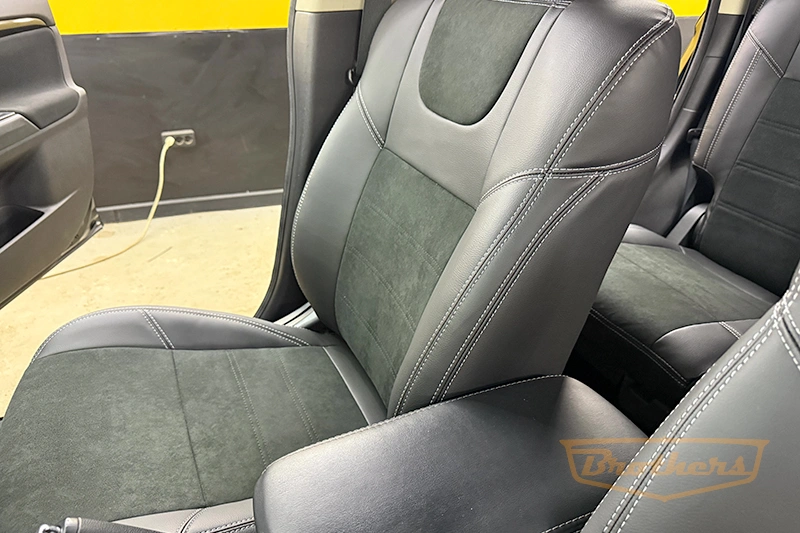 Авточехлы на Мицубиси Аутлэндер 3 (рестайлинг), серии "Alcantara Full" - серая строчка