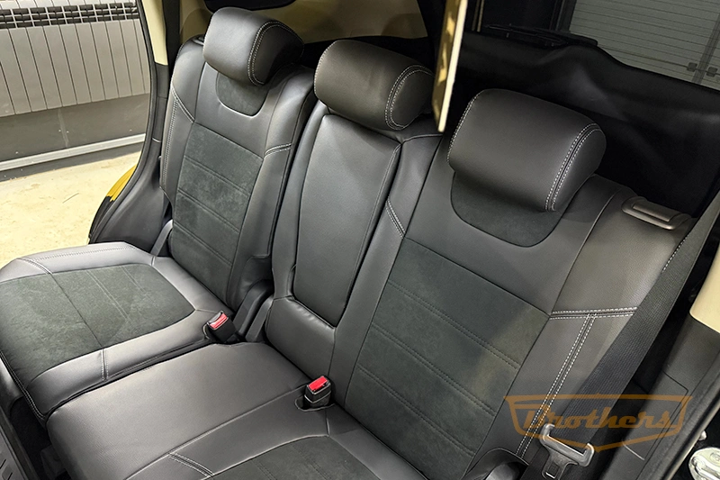 Авточехлы на Мицубиси Аутлэндер 3 (рестайлинг), серии "Alcantara Full" - серая строчка