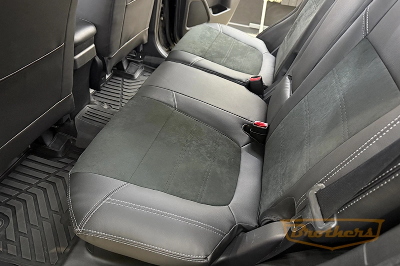 Авточехлы на Мицубиси Аутлэндер 3 (рестайлинг), серии "Alcantara Full" - серая строчка