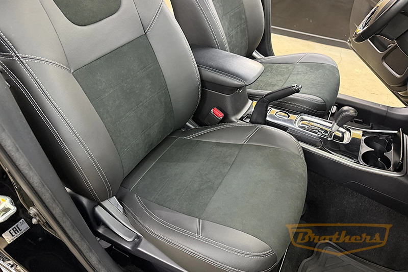 Авточехлы на Мицубиси Аутлэндер 3 (рестайлинг), серии "Alcantara Full" - серая строчка