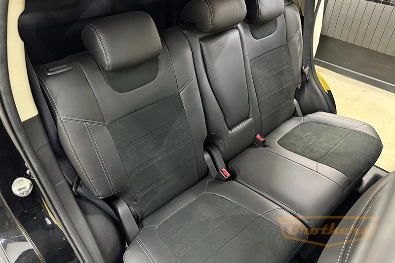 Авточехлы на Мицубиси Аутлэндер 3 (рестайлинг), серии "Alcantara Full" - серая строчка