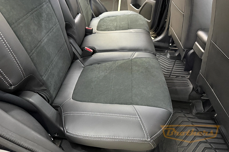 Авточехлы на Мицубиси Аутлэндер 3 (рестайлинг), серии "Alcantara Full" - серая строчка