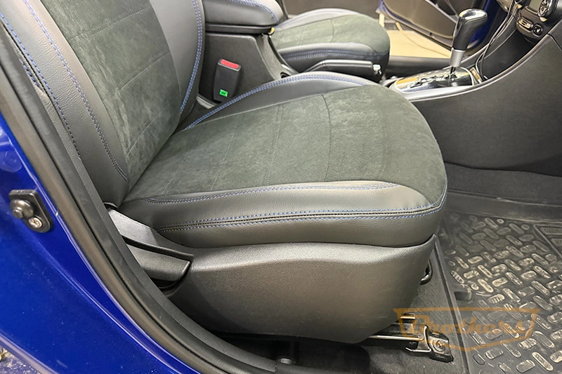 Авточехлы на Hyundai Solaris, "Alcantara" - синяя строчка, продление переднего ряда алькантарой