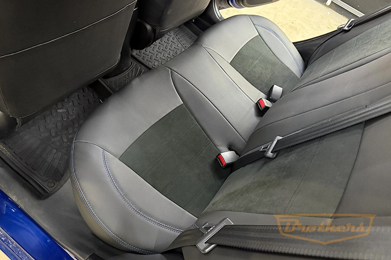 Авточехлы на Hyundai Solaris, "Alcantara" - синяя строчка, продление переднего ряда алькантарой