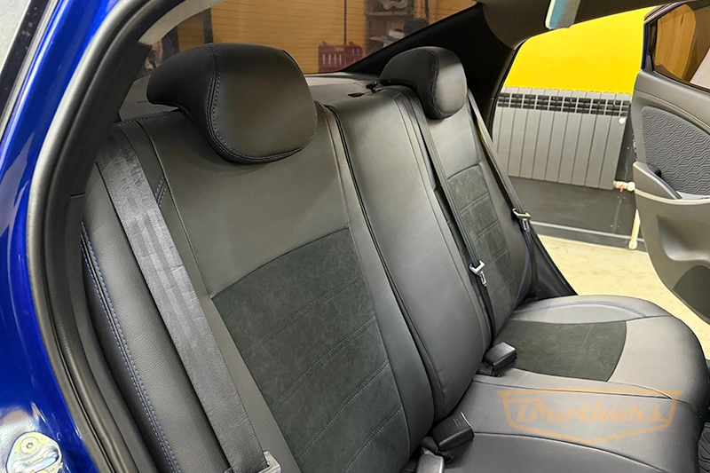 Авточехлы на Hyundai Solaris, "Alcantara" - синяя строчка, продление переднего ряда алькантарой