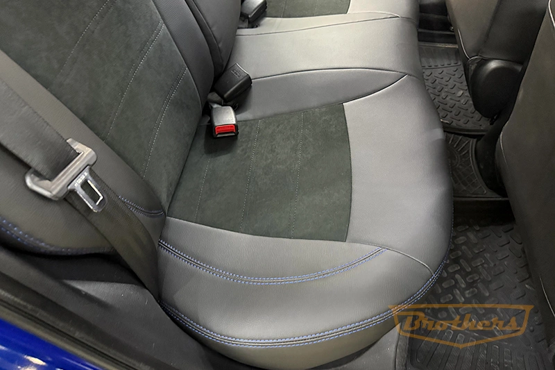 Авточехлы на Hyundai Solaris, "Alcantara" - синяя строчка, продление переднего ряда алькантарой