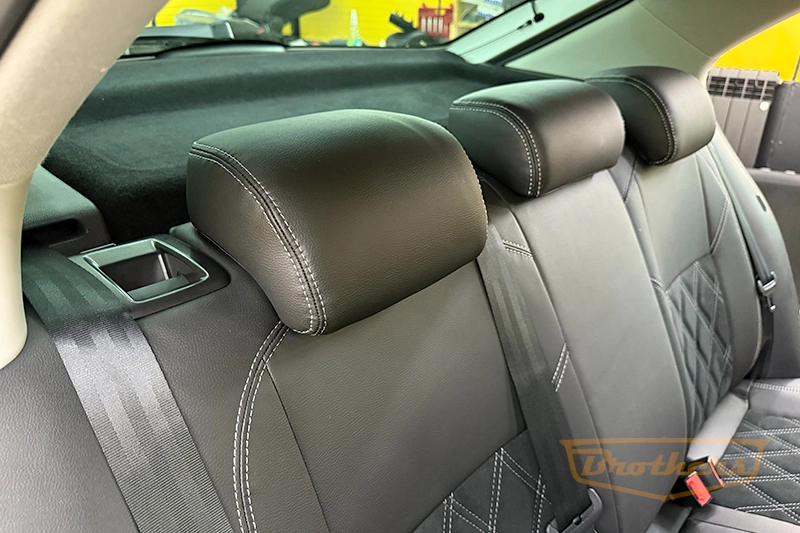 Чехлы на Skoda Rapid, серии "Alcantara" - серая строчка, продление передних сидений, ромбы