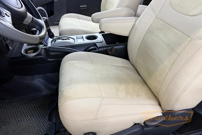 Чехлы на Toyota FJ Cruiser, серии "Aurora" - бежевая строчка, заменитель алькантары с продлением переднего ряда