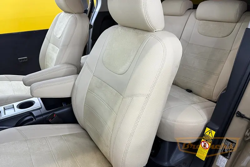 Чехлы на Toyota FJ Cruiser, серии "Aurora" - бежевая строчка, заменитель алькантары с продлением переднего ряда