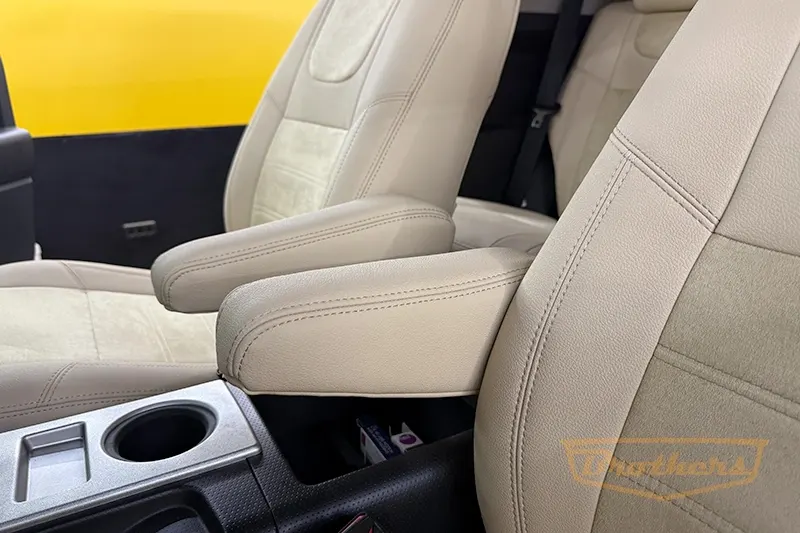 Чехлы на Toyota FJ Cruiser, серии "Aurora" - бежевая строчка, заменитель алькантары с продлением переднего ряда