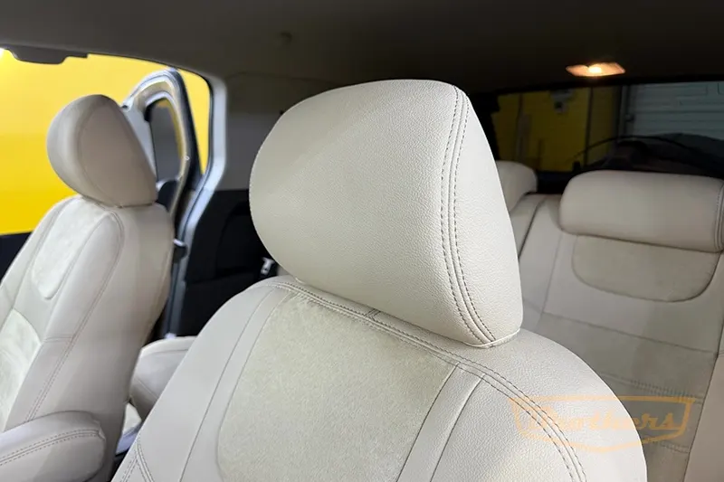 Чехлы на Toyota FJ Cruiser, серии "Aurora" - бежевая строчка, заменитель алькантары с продлением переднего ряда