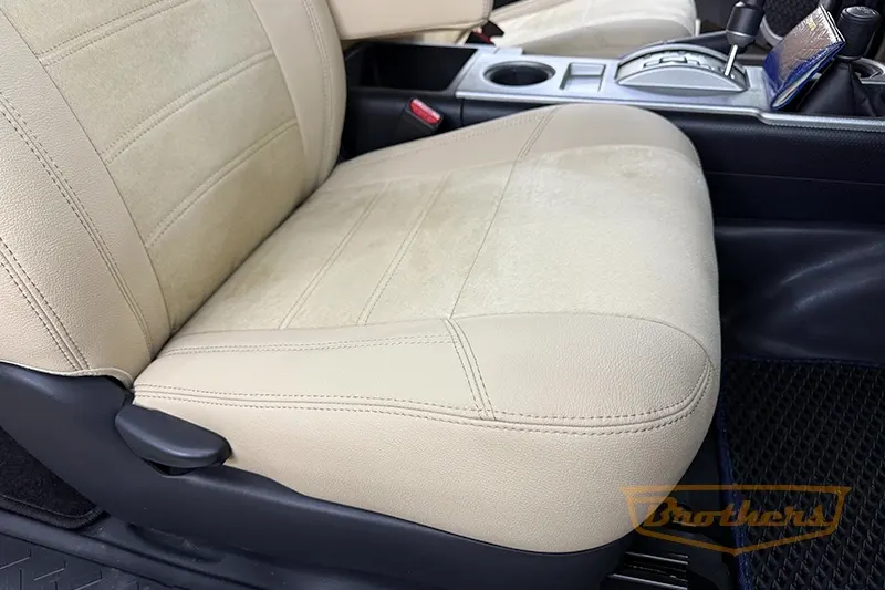 Чехлы на Toyota FJ Cruiser, серии "Aurora" - бежевая строчка, заменитель алькантары с продлением переднего ряда