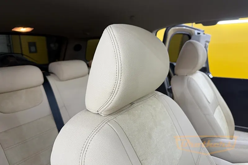 Чехлы на Toyota FJ Cruiser, серии "Aurora" - бежевая строчка, заменитель алькантары с продлением переднего ряда