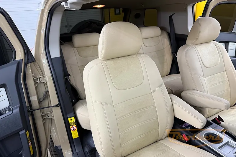 Чехлы на Toyota FJ Cruiser, серии "Aurora" - бежевая строчка, заменитель алькантары с продлением переднего ряда