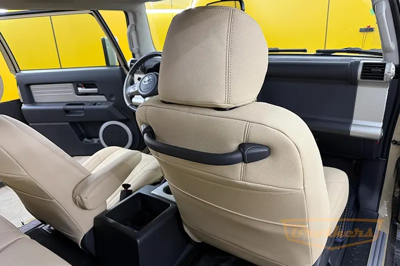 Чехлы на Toyota FJ Cruiser, серии "Aurora" - бежевая строчка, заменитель алькантары с продлением переднего ряда