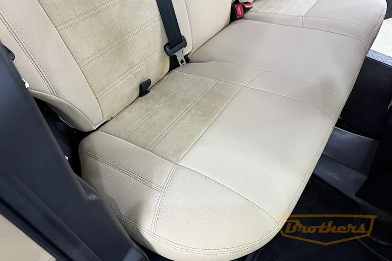 Чехлы на Toyota FJ Cruiser, серии "Aurora" - бежевая строчка, заменитель алькантары с продлением переднего ряда