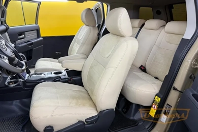 Чехлы на Toyota FJ Cruiser, серии "Aurora" - бежевая строчка, заменитель алькантары с продлением переднего ряда