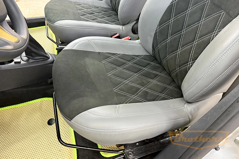 Авточехлы для Renault Sandero 2 серии "Alcantara" - серая эко-кожа, серая строчка, ромбы, продление алькантары