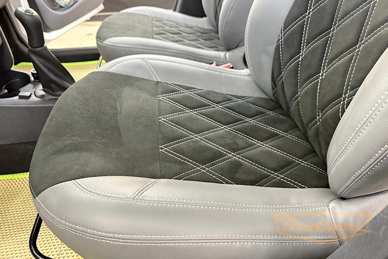 Авточехлы для Renault Sandero 2 серии "Alcantara" - серая эко-кожа, серая строчка, ромбы, продление алькантары