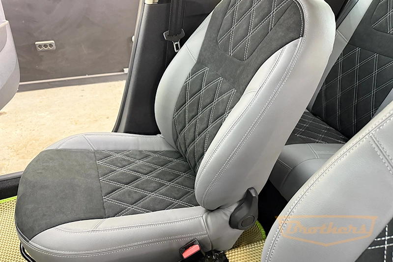 Авточехлы для Renault Sandero 2 серии "Alcantara" - серая эко-кожа, серая строчка, ромбы, продление алькантары