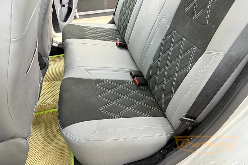 Авточехлы для Renault Sandero 2 серии "Alcantara" - серая эко-кожа, серая строчка, ромбы, продление алькантары