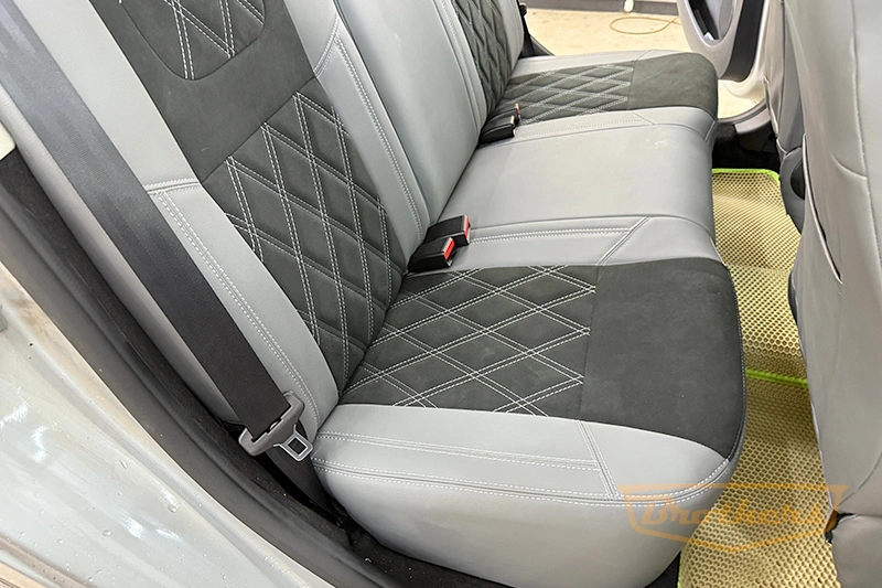 Авточехлы для Renault Sandero 2 серии "Alcantara" - серая эко-кожа, серая строчка, ромбы, продление алькантары