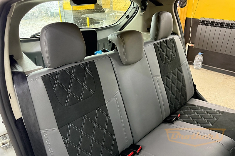 Авточехлы для Renault Sandero 2 серии "Alcantara" - серая эко-кожа, серая строчка, ромбы, продление алькантары