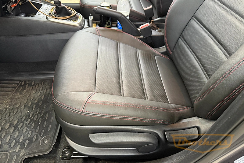 Чехлы на Kia Rio 4, серии "Premium" - красная строчка Чехлы на Kia Rio 4, серии "Premium" - красная строчка