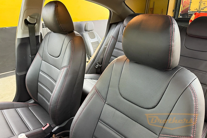 Чехлы на Kia Rio 4, серии "Premium" - красная строчка Чехлы на Kia Rio 4, серии "Premium" - красная строчка