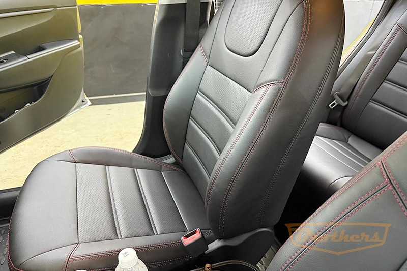 Чехлы на Kia Rio 4, серии "Premium" - красная строчка Чехлы на Kia Rio 4, серии "Premium" - красная строчка