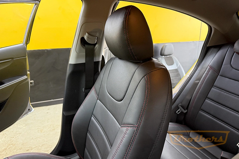 Чехлы на Kia Rio 4, серии "Premium" - красная строчка Чехлы на Kia Rio 4, серии "Premium" - красная строчка