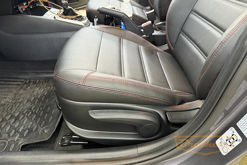 Чехлы на Kia Rio 4, серии "Premium" - красная строчка Чехлы на Kia Rio 4, серии "Premium" - красная строчка