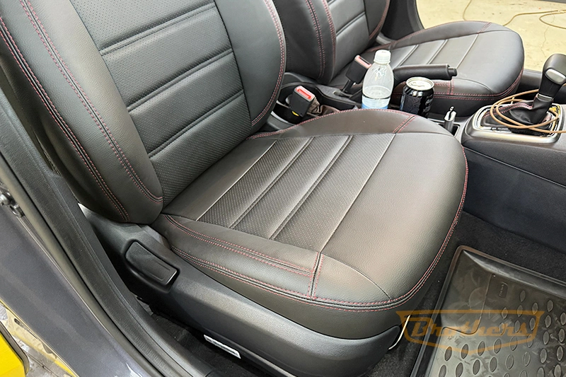 Чехлы на Kia Rio 4, серии "Premium" - красная строчка Чехлы на Kia Rio 4, серии "Premium" - красная строчка