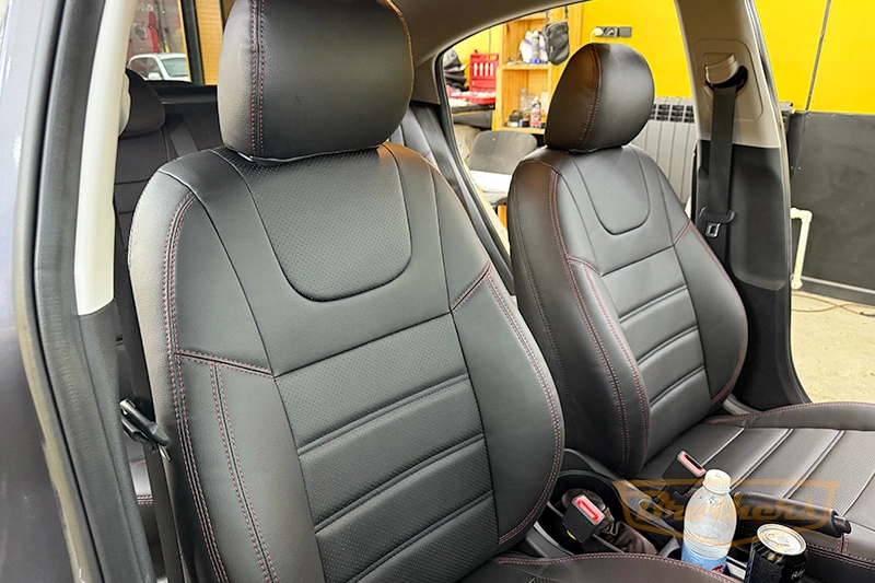 Чехлы на Kia Rio 4, серии "Premium" - красная строчка Чехлы на Kia Rio 4, серии "Premium" - красная строчка