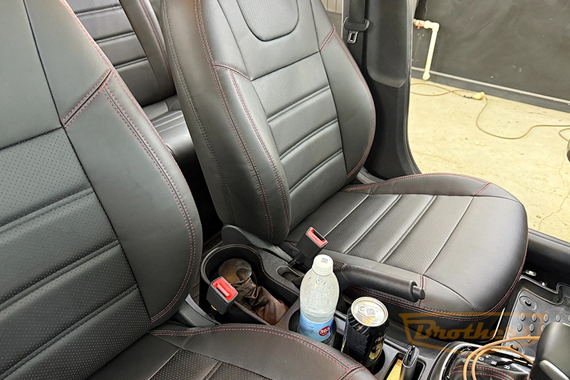 Чехлы на Kia Rio 4, серии "Premium" - красная строчка Чехлы на Kia Rio 4, серии "Premium" - красная строчка