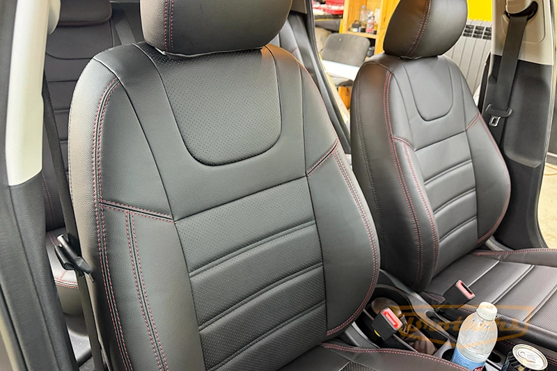 Чехлы на Kia Rio 4, серии "Premium" - красная строчка Чехлы на Kia Rio 4, серии "Premium" - красная строчка