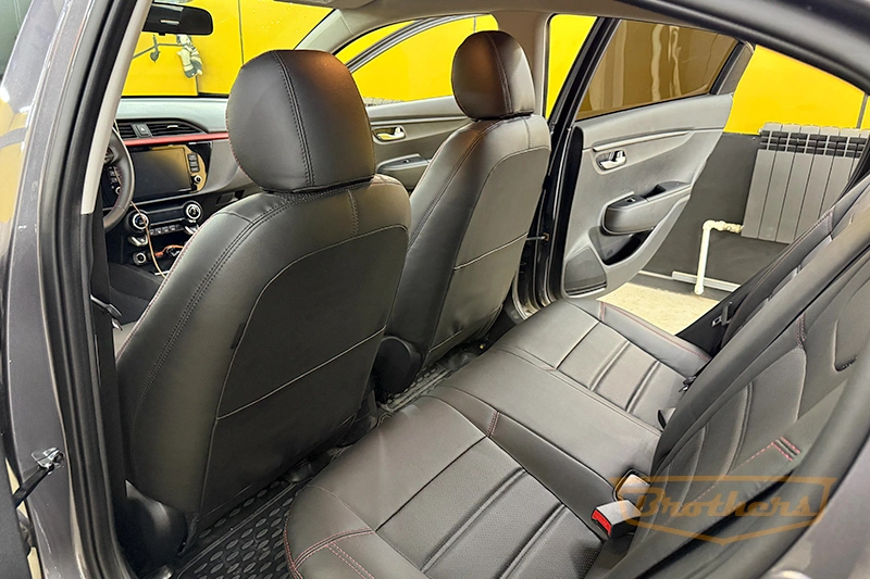 Чехлы на Kia Rio 4, серии "Premium" - красная строчка Чехлы на Kia Rio 4, серии "Premium" - красная строчка