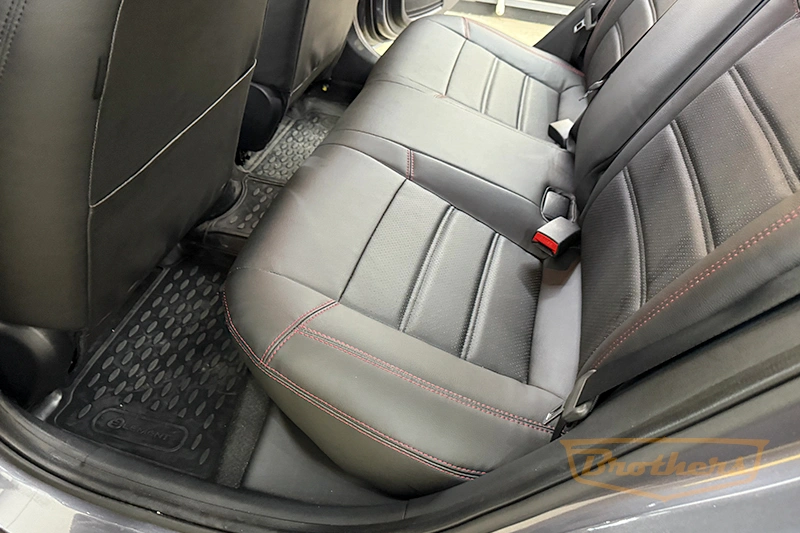 Чехлы на Kia Rio 4, серии "Premium" - красная строчка Чехлы на Kia Rio 4, серии "Premium" - красная строчка