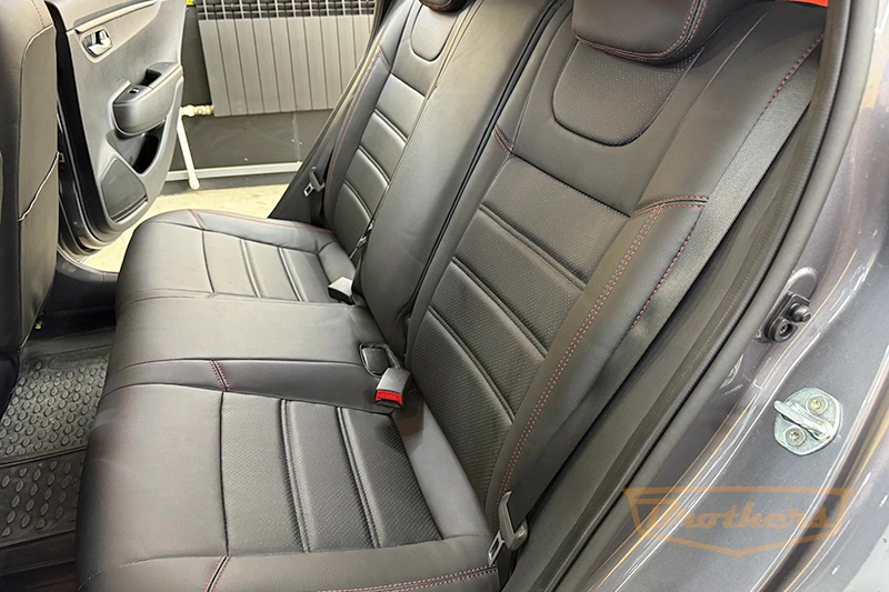 Чехлы на Kia Rio 4, серии "Premium" - красная строчка Чехлы на Kia Rio 4, серии "Premium" - красная строчка