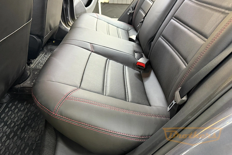 Чехлы на Kia Rio 4, серии "Premium" - красная строчка Чехлы на Kia Rio 4, серии "Premium" - красная строчка