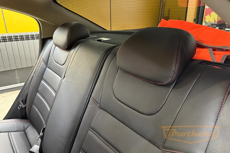 Чехлы на Kia Rio 4, серии "Premium" - красная строчка Чехлы на Kia Rio 4, серии "Premium" - красная строчка