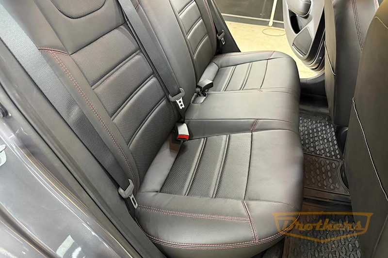 Чехлы на Kia Rio 4, серии "Premium" - красная строчка Чехлы на Kia Rio 4, серии "Premium" - красная строчка