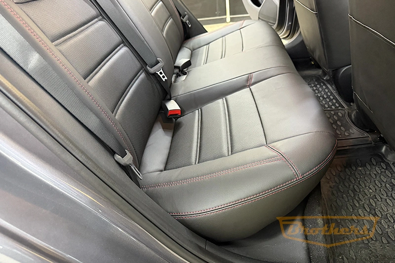 Чехлы на Kia Rio 4, серии "Premium" - красная строчка Чехлы на Kia Rio 4, серии "Premium" - красная строчка