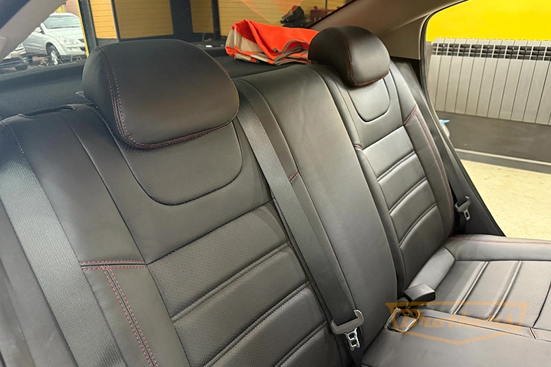 Чехлы на Kia Rio 4, серии "Premium" - красная строчка Чехлы на Kia Rio 4, серии "Premium" - красная строчка