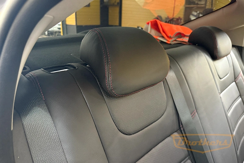 Чехлы на Kia Rio 4, серии "Premium" - красная строчка Чехлы на Kia Rio 4, серии "Premium" - красная строчка