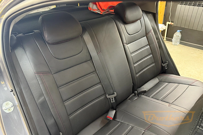 Чехлы на Kia Rio 4, серии "Premium" - красная строчка Чехлы на Kia Rio 4, серии "Premium" - красная строчка