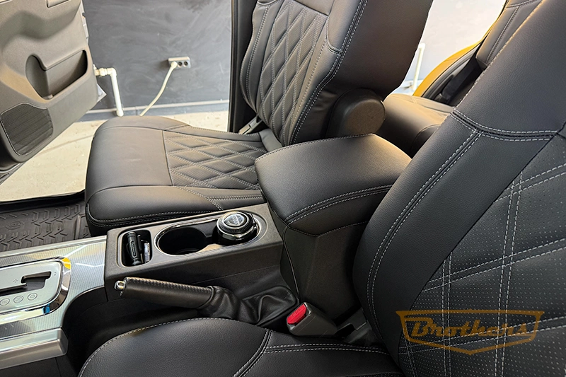 Чехлы Nissan Pathfinder (R51), серии "Premium" - серая строчка, ромбы