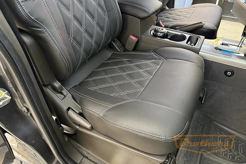 Чехлы Nissan Pathfinder (R51), серии "Premium" - серая строчка, ромбы