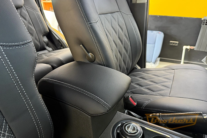 Чехлы Nissan Pathfinder (R51), серии "Premium" - серая строчка, ромбы